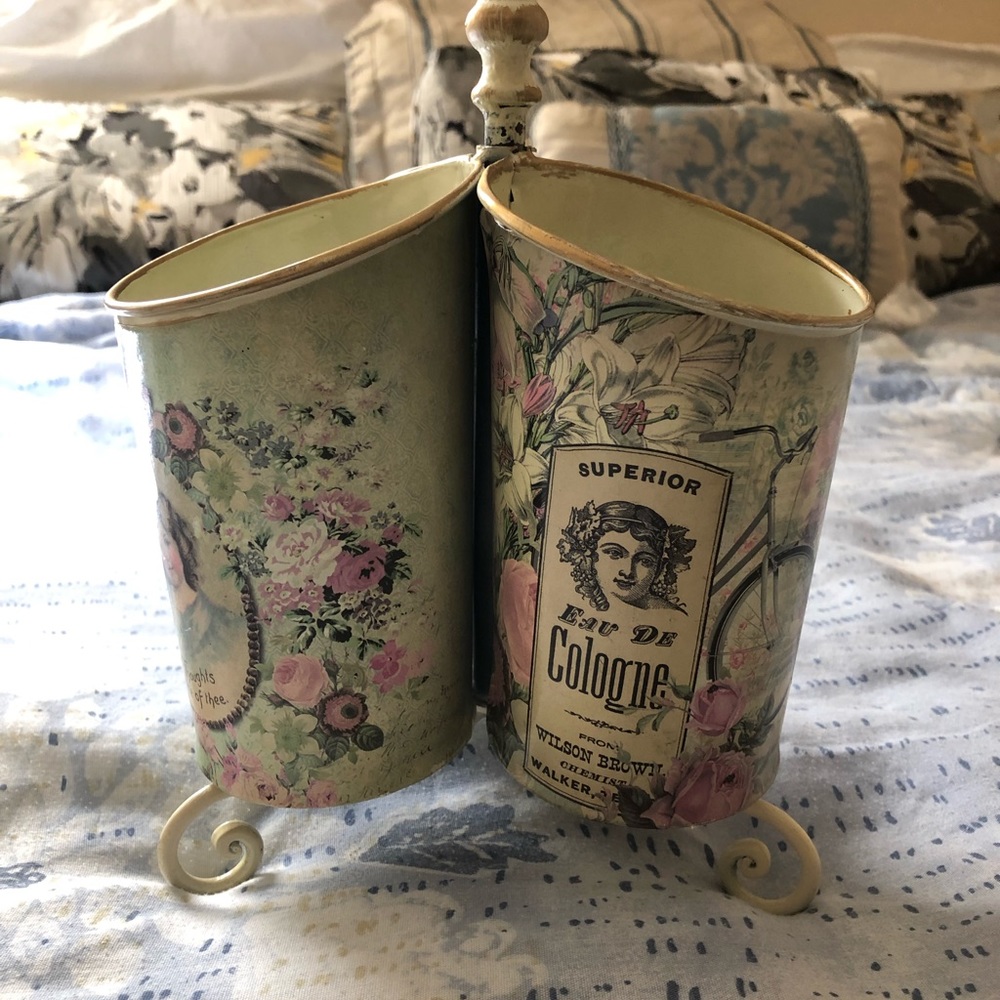 Rotating vintage style pen holder